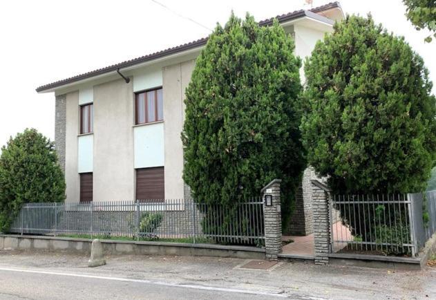Casa Dusat In Accogliente Edificio Nel Centro Di Monforte Monforte dʼAlba Dış mekan fotoğraf